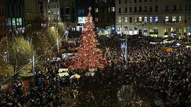 Na n�m�st� Svobody v Brn� se slavnostn� rozsv�tila dvan�ctimetrov� jedle (21. listopadu 2025)