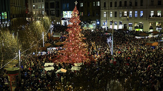 Na n�m�st� Svobody v Brn� se slavnostn� rozsv�tila dvan�ctimetrov� jedle (21. listopadu 2025)
