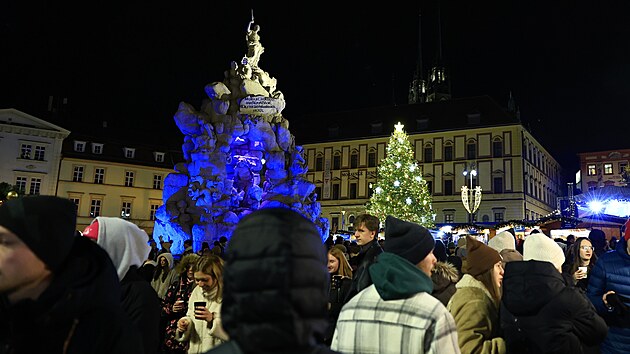 Po v�no�n�m stromu na n�m�st� Svobody v Brn� se v p�tek ve�er rozsv�til i ten o p�r set metr� vedle na Zeln�m trhu. I tamn�mu slavnostn�mu aktu p�ihl�ely tis�ce lid�. (21. listopadu 2025)