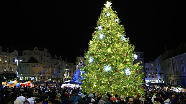 Po v�no�n�m stromu na n�m�st� Svobody v Brn� se v p�tek ve�er rozsv�til i ten o p�r set metr� vedle na Zeln�m trhu. I tamn�mu slavnostn�mu aktu p�ihl�ely tis�ce lid�. (21. listopadu 2025)