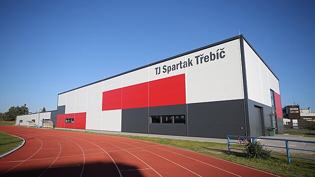 Atletick� odd�l TJ Spartak T�eb�� m� jako prvn� na Vyso�in� k dispozici atletick� tunel. Ve zbrusu nov�m prostoru za 55 milion� korun mohou tr�novat nejen b�ci, ale tak� z�vodn�ci v�nuj�c� se technick�m discipl�n�m, v�etn� hodu o�t�pem �i skoku o ty�i.