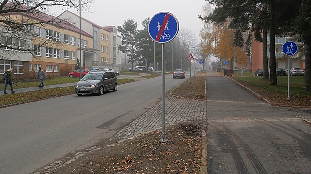 M�sto ned�vno dokon�ilo budov�n� sd�len�ho p�su pro p�� a cyklisty v ulici Neumannova.