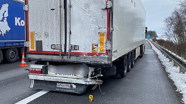 �idi� dod�vky narazil zezadu do kamionu. Sv�m zran�n�m na m�st� podlehl.