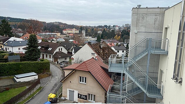Dva rodinné domy přilepené k areálu pivovaru už jsou několik let prázdné a k bydlení nevyužívané. Pivovar před pár dní začal s jejich postupnou demolicí.