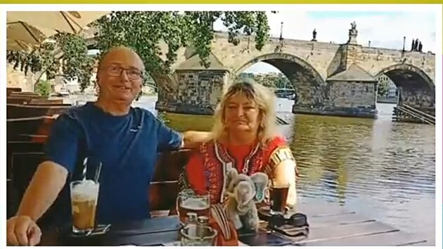 Jana a Karel poslali m�s�c po nat��en� zdravici ze spole�n�ho v�letu do Prahy.