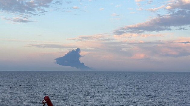 Dým na �erným mo�em po po�áru, který vypukl ve strojovn� tankeru. (29....