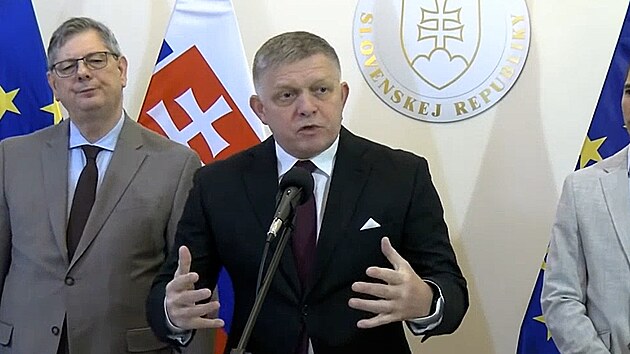 Komise zah�jila ��zen� se Slovenskem kv�li zm�n� �stavy. Fico ji odm�tl upravit