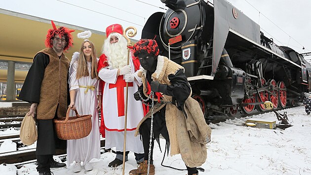 Na trat v Karlovarskm kraji vyraz tradin Mikulsk vlaky.