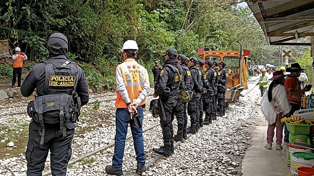 Policisté u kolejí ve m�st� Aguas Calientes. Kv�li protest�m bylo evakuováno...