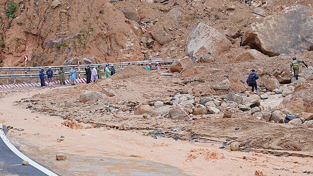 Sesuvy p�dy zablokovaly silnici na pr�smyku Khanh Le v provincii Khanh Hoa ve Vietnamu. (17. listopadu 2025)