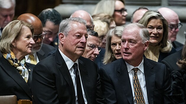 B�val� viceprezidenti  Al Gore (vlevo) a Dan Quayle (vpravo) na poh�bu b�val�ho viceprezidenta Dicka Cheneyho v N�rodn� katedr�le ve Washingtonu, DC. (20. listopadu 2025)