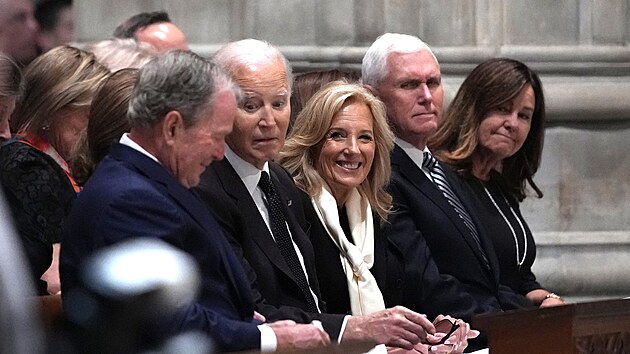 B�val� prezident USA George W. Bush, b�val� prezident Joe Biden, b�val� prvn� d�ma Jill Bidenov�, b�val� viceprezident Mike Pence a Penceova man�elka Karen Penceov�. (20. listopadu 2025)