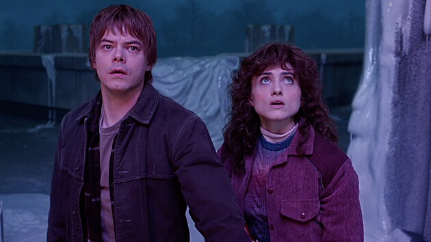 Charlie Heaton v roli Jonathana Byerse a Natalia Dyerov� jako Nancy Wheelerov� ve Stranger Things 5