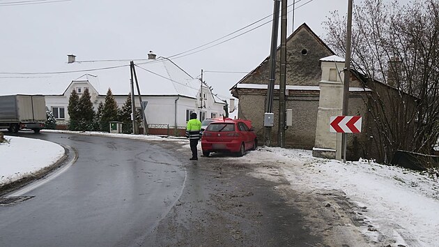 Devades�tilet� �idi� dostal v obci Stavenice na �umpersku smyk a pot� narazil s vozem do domu. B�hem n�sledn�ho p�evozu do nemocnice zem�el. (24. listopadu 2025)