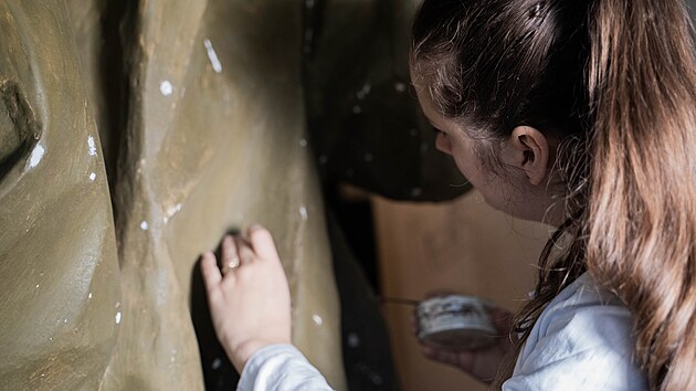 V prostor�ch olomouck�ho Slovansk�ho gymn�zia nyn� restaur�torky opravuj� s�drov� odlitky soch z olomouck�ho Sloupu Nejsv�t�j�� Trojice.