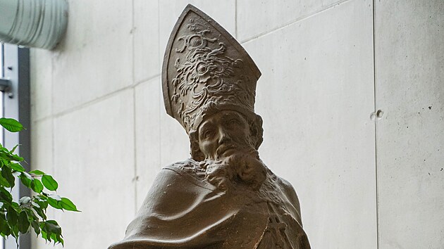 V prostor�ch olomouck�ho Slovansk�ho gymn�zia nyn� restaur�torky opravuj� s�drov� odlitky soch z olomouck�ho Sloupu Nejsv�t�j�� Trojice.