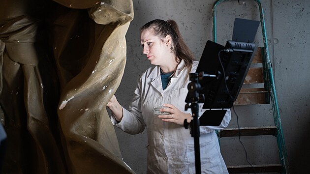 V prostor�ch olomouck�ho Slovansk�ho gymn�zia nyn� restaur�torky opravuj� s�drov� odlitky soch z olomouck�ho Sloupu Nejsv�t�j�� Trojice.