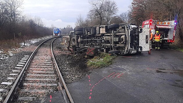 Osobn vlak smetl na pejezdu u Vizovic kamion s mrtvmi zvaty. (27. listopad 2025)