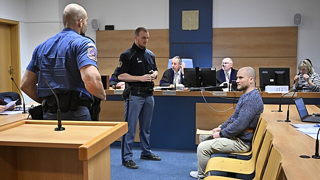 Krajsk� soud ve Zl�n� za�al projedn�vat p��pad pokusu o vra�du, kter�ho se podle ob�aloby dopustil letos v �ervnu v Uhersk�m Brod� na Uherskohradi��sku jedna�ty�icetilet� Dmytro Kopanycja. (24. listopad 2025)