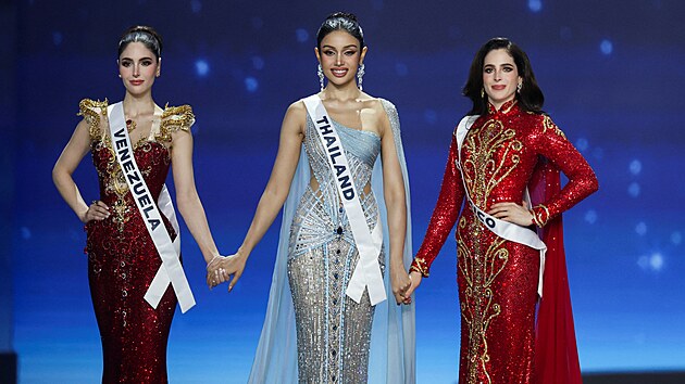 Fin�lov� top trojka Miss Universe: Miss Venezuela Stephany Abasaliov�, Miss Thajsko Praveenar Singhov� a Miss Mexiko F�tima Boschov� (Bangkok, 21. listopadu 2025)
