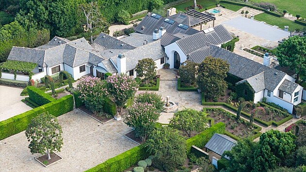 Katy Perry a jej� tehdej�� partner Orlando Bloom v roce 2020 koupili d�m v Montecitu (Kalifornie) od v�le�n�ho veter�na Carla Westcotta. Ten se po podpisu smlouvy pokusil prodej zru�it. Tvrdil, �e byl pod vlivem siln�ch l�k� a nev�d�l, co podepisuje.