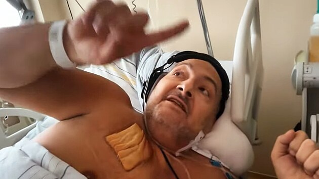 Patrik Hezuck� v nemocnici p�i nat��en� podcastu Lep�� u� to nebude (25. listopadu 2025)