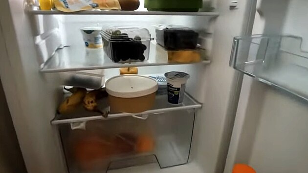 Patrik Hezuck� uk�zal nemocni�n� ledni�ku plnou ovoce. (25. listopadu 2025)