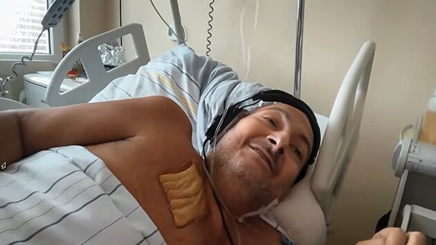 Patrik Hezuck� byl ve viditeln� dobr� n�lad� a vtipkoval o obsahu kapa�ek. (25. listopadu 2025)