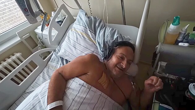 Patrik Hezuck� se p�i nat��en� podcastu z nemocnice sv��il, �e pod sto kilo zat�m st�le nem�. (25. listopadu 2025)