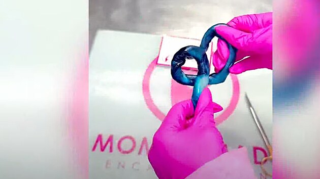 Cardi B si po porodu �tvrt�ho d�t�te nechala vyrobit speci�ln� zlat� p��v�sek z...