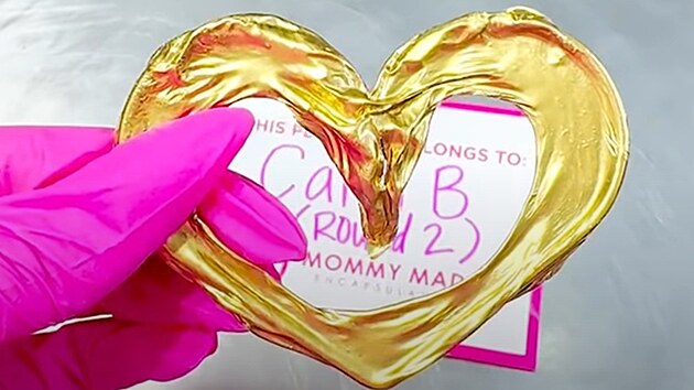 Pupe�n�k vytvarovala tv�rkyn� pro Cardi B do tvaru srdce, vznikl z n�j zlat� p��v�sek. (listopad 2025)