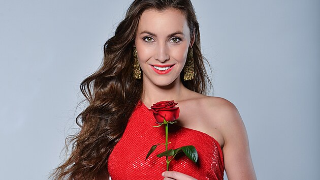 Ka�� (28) je dobrodru�n� a intuitivn� �ena, kter� na cest�ch nepot�ebuje mapu a nech�v� se v�st t�m, co pr�v� c�t�. R�da objevuje nov� zem� i sama sebe a vedle cestov�n� ji zaj�m� tak� du�evn� rozvoj. Jej�m nejv�t��m snem je b�t ��astn�, p�esto �asto stoj� p�ed volbou, zda z�stat sama sebou, nebo se p�izp�sobit tomu, co b�v� pova�ov�no za b�n�. Ka�� se neboj� vystoupit ze sv� komfortn� z�ny a do show p�ich�z�, aby p�ekonala vlastn� hranice, dala prostor osudu a mo�n� na�la l�sku sv�ho �ivota. V��� toti�, �e v�e se
d�je tak, jak m�.