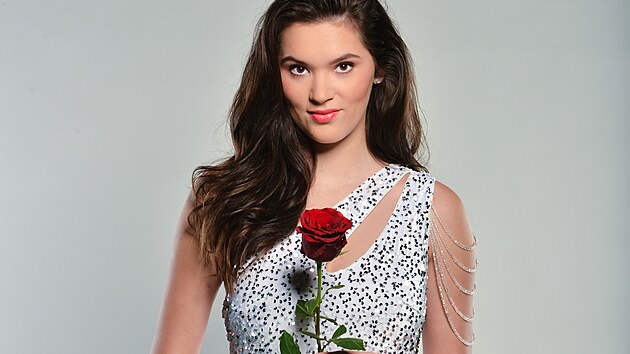 Ren�ta (24) pracuje jako PR a social media specialistka a z�rove� je v�nivou judistkou, kter� se v �ivot� i ve vztaz�ch ��d� z�sadou fair play. Do Bachelora p�ich�z� s jasn�m c�lem, naj�t si mu�e, se kter�m vybuduje vztah zalo�en� na d�v��e, respektu a vz�jemn� podpo�e. V minulosti se v mu��ch u� n�kolikr�t zklamala, a proto si te� p�eje partnera, kter� bude st�t po jej�m boku nejen v dobr�m, ale i v t잚�ch chv�l�ch. Ren�ta je
c�lev�dom�, p��m� a m� jasno v tom, co od �ivota chce. Um� bojovat, ale v�dy �estn� a s pokorou. Do show vstupuje s odhodl�n�m a v�rou, �e tentokr�t ji �ek� p��b�h, kter� bude st�t za to.