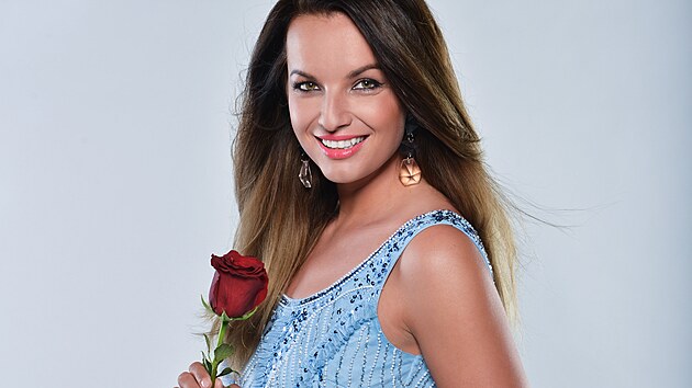 Sabina (34) je energick�, impulzivn� a nespoutan� �ena s v�n� pro motorky a adrenalin. Miluje rychlost, motokros, surfov�n�, cestov�n� i zm�ny a neust�le hled� nov� v�zvy. Na ostatn� m��e p�sobit sebev�dom� a n�kdy i chladn�, p�itom v srdci je citliv� a tou�� po klidu a opravdov�m vztahu. Sabina se star� o sv�ho nemocn�ho otce. Cen� si up��mnosti a opravdovosti a douf�, �e pr�v� v Bacheloru potk� mu�e, kter� napln�
jej� o�ek�v�n� a se kter�m najde pevn� a harmonick� vztah.