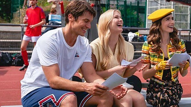 Lucas Bravo, Camille Razatov� a Lily Collinsov� v seri�lu Emily in Paris (2024)