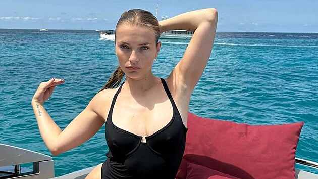 Francouzsk� here�ka a modelka Camille Razatov� na Instagramu