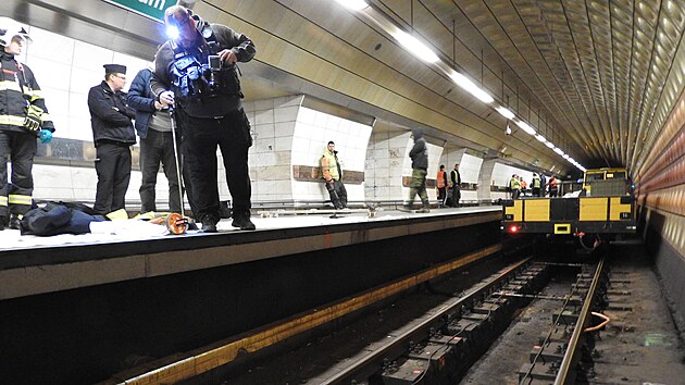 Pracovn� vlak v noci srazil ve stanici metra Muzeum �dr�b��e a t�ce ho zranil. (20. listopadu 2025)