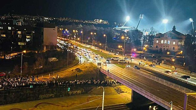 Policie eskortuje fanou�ky Freiburgu, kte�� p�ed z�pasem posprejovali ka�nu v centru Plzn� (27. listopadu 2025).
