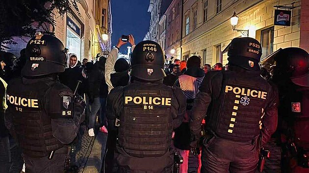 Policie eskortuje fanou�ky Freiburgu, kte�� p�ed z�pasem posprejovali ka�nu v centru Plzn� (27. listopadu 2025).