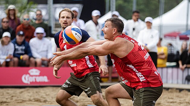 David Schweiner (v popředí) a Ondřej Perušič na příjmu