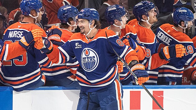 David Tom�ek (86) slav� g�l se spoluhr��i z Edmonton Oilers.