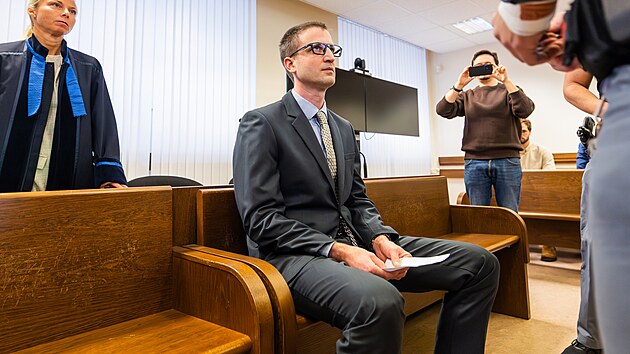 B�val� vojensk� l�ka� a pedagog �el� ob�alob� ze zn�siln�n� osmi �en, hlavn� studentek vysok�ch �kol.