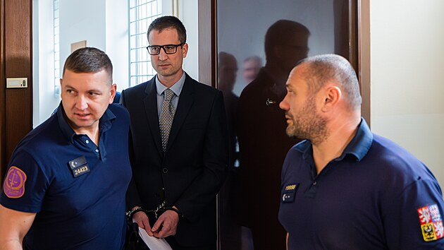 B�val� vojensk� l�ka� a pedagog �el� ob�alob� ze zn�siln�n� osmi �en, hlavn� studentek vysok�ch �kol.