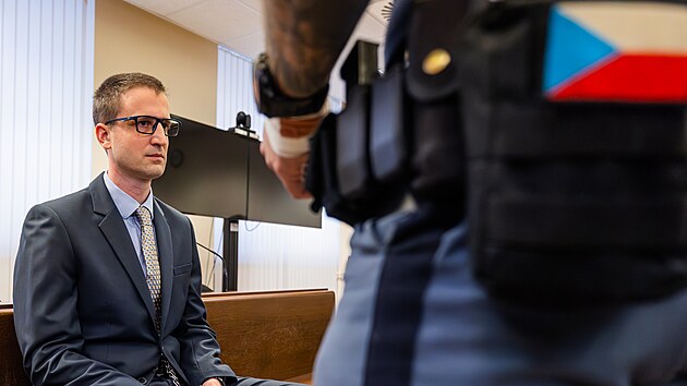 B�val� vojensk� l�ka� a pedagog �el� ob�alob� ze zn�siln�n� osmi �en, hlavn� studentek vysok�ch �kol.