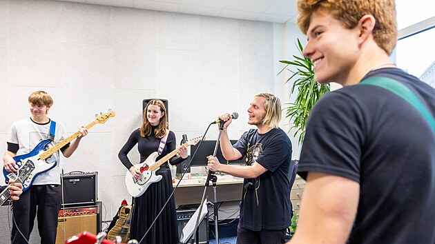 Na hradeck ZU Stezina hraje asi dvacet studentskch kapel, zzem najdou v opravenm pavilonu. (26. listopadu 2025)