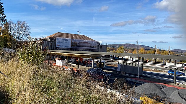 Velk� p�estupn� termin�l roste u vlakov�ho n�dra�� v Klatovech. (4. listopadu 2025)