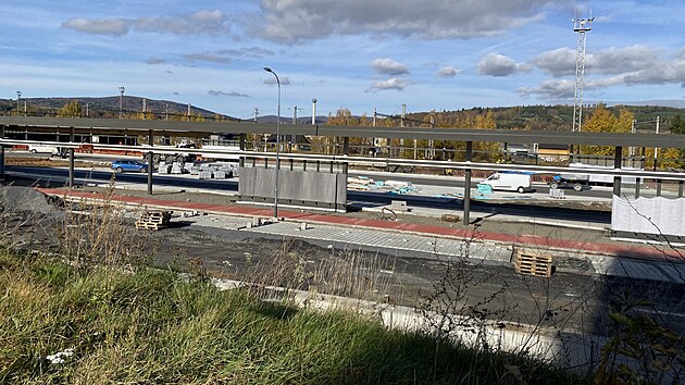 Velk� p�estupn� termin�l roste u vlakov�ho n�dra�� v Klatovech. (4. listopadu 2025)