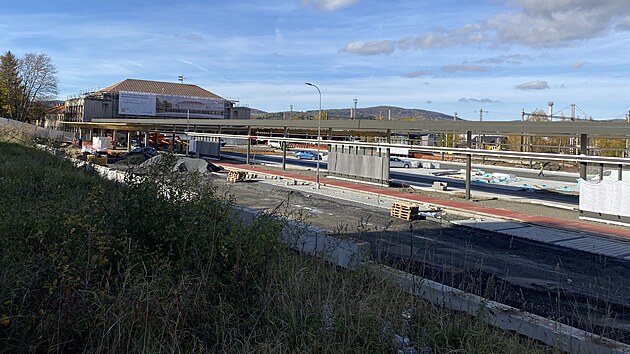 Velk� p�estupn� termin�l roste u vlakov�ho n�dra�� v Klatovech. (4. listopadu 2025)