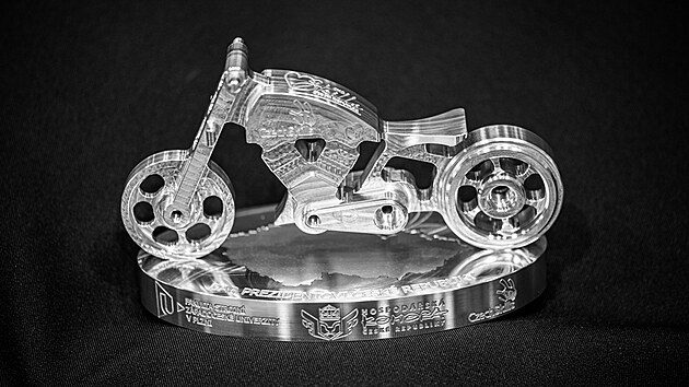 Prezident Petr Pavel dostal od studenta Zpadoesk univerzity v Plzni Jiho Hruky dvoukilov hlinkov model motorky. (26. listopadu 2025)