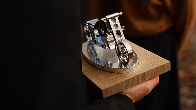 Prezident Petr Pavel dostal od studenta Zpadoesk univerzity v Plzni Jiho Hruky dvoukilov hlinkov model motorky. (26. listopadu 2025)